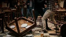 Boccale di birra, piatto di pizza e tavolo rovesciato: violenza shock in una pizzeria di Acireale
