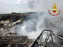 Catania, da ieri brucia un edificio in via Plaia: densa nube di fumo e strada chiusa
