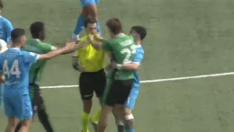 Follia nel campionato Primavera: il video del calciatore espulso che tenta di aggredire l'arbitro&nbsp;