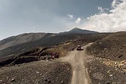 Etna Nord, inizia la pulizia della pista per quota 3mila. Ma per le escursioni in fuoristrada si attende il via libera del Parco
