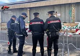 "Invasione" di suolo pubblico in viale Africa: sequestrate pedane e pensiline di un locale