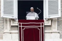 Donne vittime di violenza e l'appello alla pace nell'Angelus del Papa: richiamo alla pari dignit&agrave; delle donne e solidariet&agrave; 