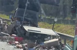 Incidente sull'autostrada A19 Palermo-Catania: il carico di un mezzo pesante si riversa in strada, lievemente ferito un conducente