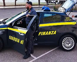 Auto trasformata in bar a Trapani: cocktail ai minorenni, multa da 16 mila euro e sequestro del mezzo