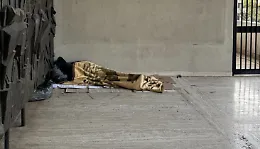 Il clochard che dorme dinanzi al palazzo della Provincia di Ragusa &egrave; il simbolo di un fallimento
