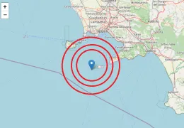 Scossa  di magnitudo 5,9 nel Golfo di Napoli, ipocentro a 414 km al largo di Capri: trema il Sud Italia