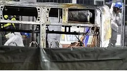 Autobus in fiamme,  la testimonianza choc: &laquo;Un uomo si &egrave; dato fuoco&raquo;. La polizia:  &laquo;Sei morti e 5 feriti&raquo;