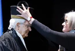 Lunghissimo applauso per Mattarella in stocco e mantella: lectio doctoralis alla Cesare Alfieri