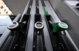 Carburanti, il governo sceglie la linea della tregua: accise prorogate, pi&ugrave; ossigeno ai camionisti, ora la vera sfida &egrave; la tenuta dei prezzi