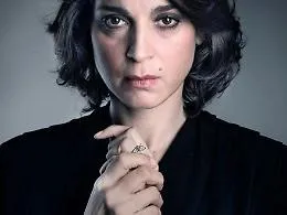 Rosa cunta e canta: Donatella Finocchiaro e la voce che trasforma il dolore