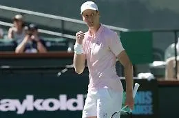 Sinner, un uragano nel deserto di Indian Wells: Tien annientato in 66 minuti. Ora la super sfida con Zverev