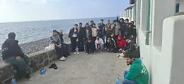 Migranti, insolito sbarco ad Alicudi: in 19 "abbandonati" sull'isola 