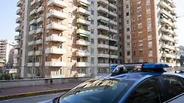 Bimbo di due anni appeso dalla madre dal balcone al settimo piano: &laquo;Serve per educarlo&raquo; 