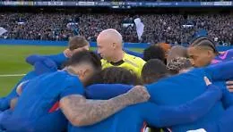 L'arbitro imprigionato nel cerchio motivazionale del Chelsea: il video fa il giro del mondo. E se accadesse in Italia? 