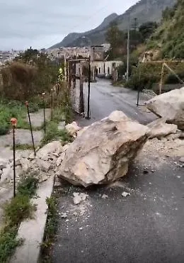 Allarme sicurezza del costone: masso si stacca dalla falesia e chiude l'accesso al porto