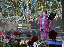 Orietta Berti spacca a Santa Croce Camerina, un muro umano in piazza Vittorio Emanuele
