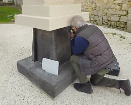 Nei Giardini iblei a Ragusa la scultura donata da Salvatore Massari: pannello con testo dell'autore e Qr per la traduzione inglese