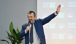La foto che inguaia Andrea Delmastro abbracciato a Mauro Caroccia: perch&eacute; la presenza del sottosegretario nel Governo potrebbe essere al capolinea