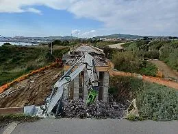 Mezzi speciali e "piano chirurgico": cos&igrave; Anas sta demolendo il viadotto Maddalusa