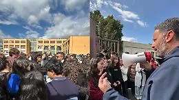 Acireale: crolli, muffa e infiltrazioni al liceo "Gulli e Pennisi", scatta la protesta degli studenti

