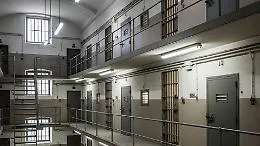 Mascella spaccata e testate ad Augusta: la Polizia Penitenziaria nel mirino