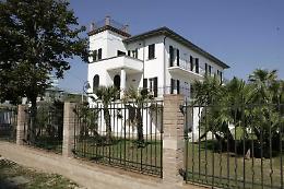 Villa Mussolini resta a Riccione: esclusa la bandiera "sabauda", vince il Comune