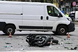 Tragedia notturna a Milano: due giovani in moto perdono la vita nello scontro con un taxi