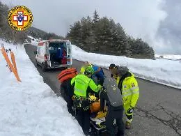 Finisce in un canalone e si infortuna: scialpinista recuperato a 2.100 metri con sci e barella Rolly