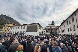 A Pontida l'addio a Umberto Bossi: striscione "W Bossi" e Salvini contestato