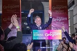 Parigi non cede: Gr&eacute;goire trionfa, la destra avanza altrove e Philippe pensa all'Eliseo