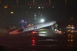 Aereo Air Canada contro un camion dei pompieri sulla pista dell'aeroporto: morti pilota e co-pilota