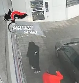 Ruba una carta acquisti e la usa per fare la spesa al supermercato: denunciato