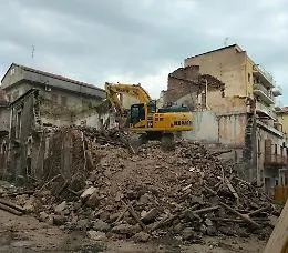 &Egrave; stata avviata la demolizione del palazzo crollato a dicembre in via Naumachia
