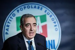 La caduta silenziosa di Gasparri: costretto a dimettersi da capogruppo di FI al Senato dai suoi stessi colleghi
