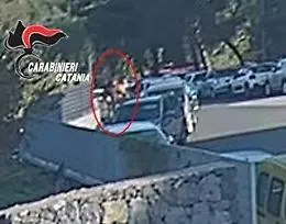 Telecamere incastrano un 19enne che aveva rubato un trolley da un'auto: denunciato