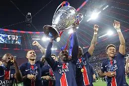 Champions League, addio alla notte europea: la finale si giocher&agrave; alle 18