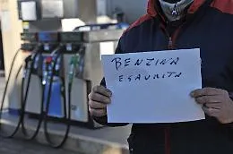 Sempre pi&ugrave; distributori espongono il cartello &ldquo;Benzina esaurita&rdquo;: cosa sta succedendo davvero 