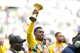 Il Senegal sfila a Parigi con la Coppa d'Africa che la Caf ha dato al Marocco: la sfida dei Leoni alla Fifa 