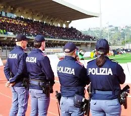 Cinque Daspo a tifosi di Nissa e Savoia dopo fumogeni e petardi: niente stadio per un anno