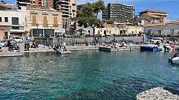 A San Giovanni Li Cuti la Sicilia si prende un anticipo d'estate: sole, bagni e passeggiate. Ma fino a quando?