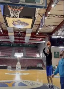 Achille Polonara torna sul parquet: scarpette, pallone e un segnale di speranza dopo il trapianto