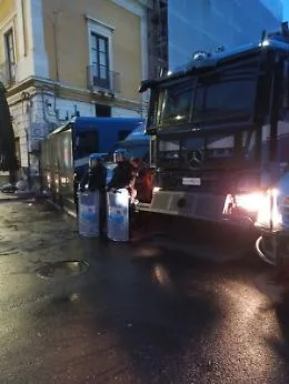 Sgomberata l'ex palestra e poi centro sociale  di piazza Lupo. Iniziato l'abbattimento