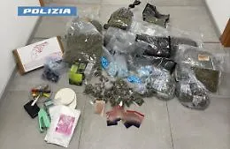 Un 62enne arrestato a Catania: una pistola e oltre 10 kg di droga in casa dei genitori