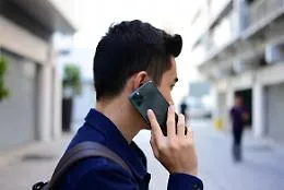 Addio chiamate mute e truffe, l'AI risponde al posto tuo: come funziona l'App che "indaga" sui numeri sconosciuti