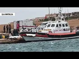 Tragedia a Lampedusa: 19 cadaveri e 5 migranti recuperati, tra cui un bambino in condizioni critiche