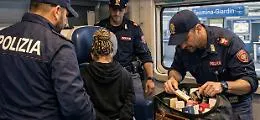 Furto in negozio, rintracciata sul treno e denunciata: recuperata la refurtiva