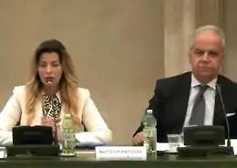 Chi &egrave; Claudia Conte, la donna che ha messo a rischio il posto di ministro di Matteo Piantedosi