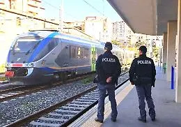 Sfiorato il disastro a Caltanissetta: due minorenni indagati per aver piazzato blocchi di cemento sui binari