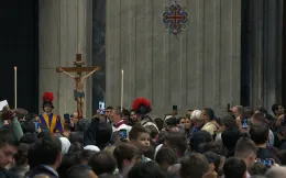 La Via Crucis di Papa Leone: Croce in spalla con i dolori della guerra rievocati in tutte le Stazioni