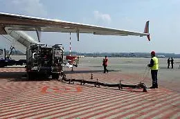 Scattano le prime restrizioni per i carburanti per gli aerei: ecco in quali aeroporti